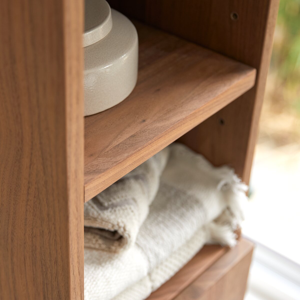 Line - Hochschrank aus Nussbaum massiv Line - Hochschrank aus Nussbaum massiv