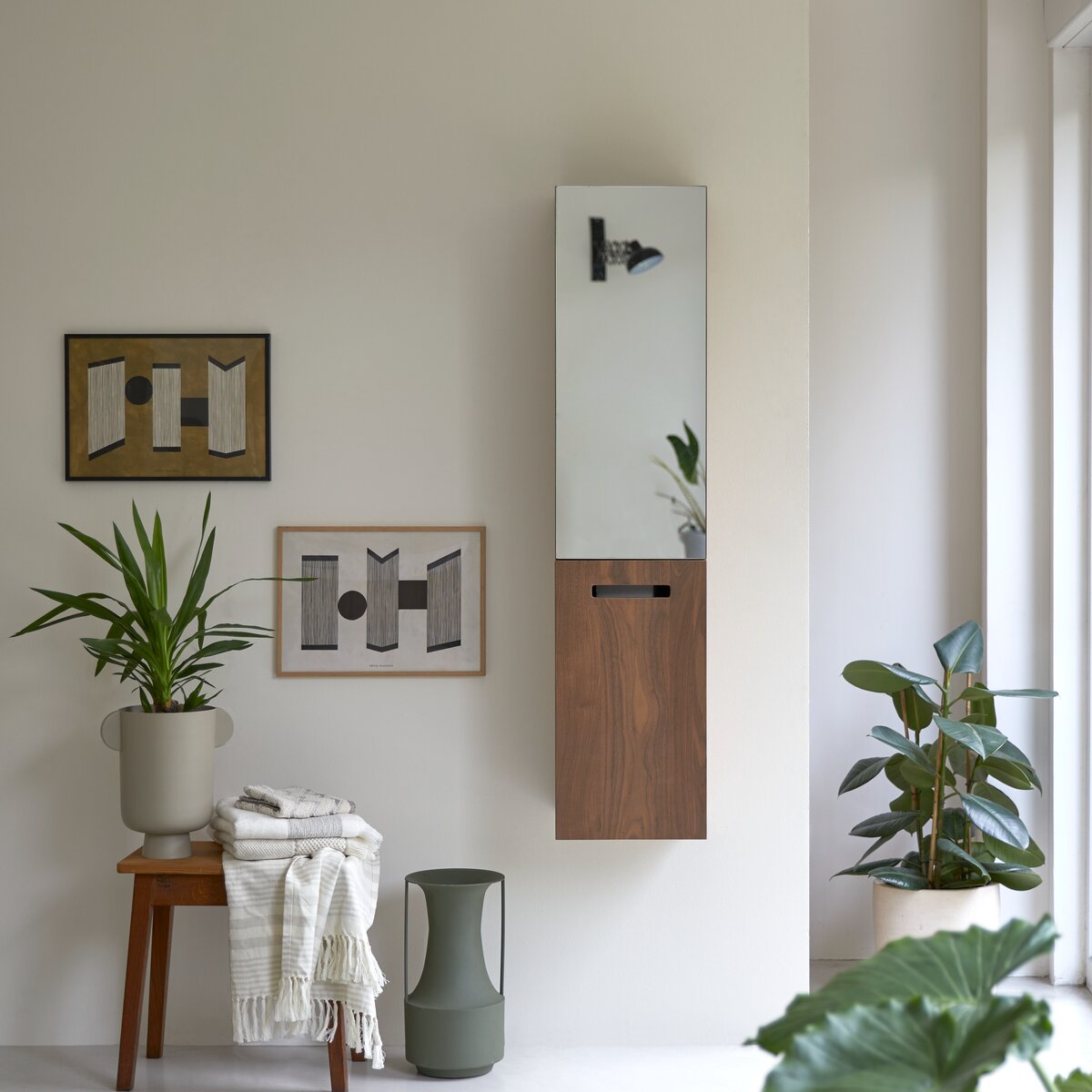 Line - Hochschrank aus Nussbaum massiv mit Spiegel Line - Hochschrank aus Nussbaum massiv mit Spiegel