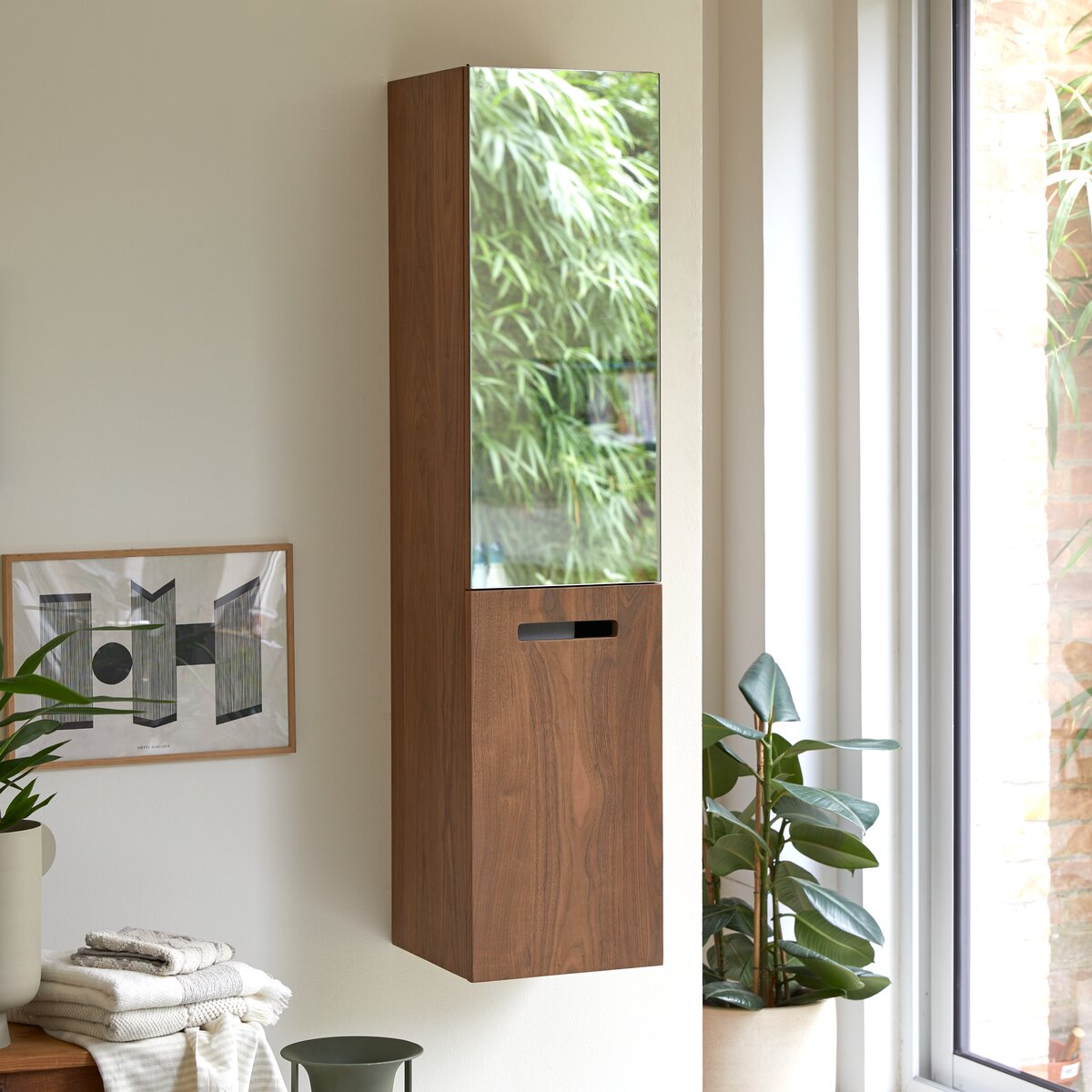 Line - Hochschrank aus Nussbaum massiv mit Spiegel Line - Hochschrank aus Nussbaum massiv mit Spiegel