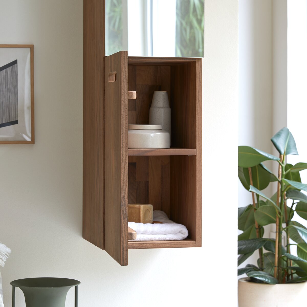 Line - Hochschrank aus Nussbaum massiv mit Spiegel Line - Hochschrank aus Nussbaum massiv mit Spiegel