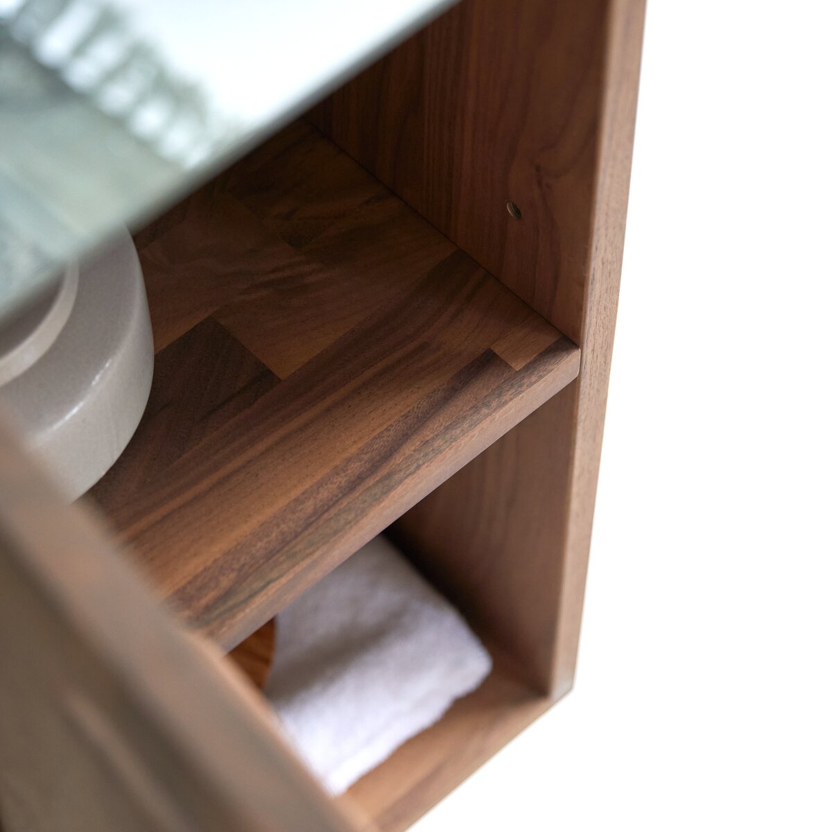 Line - Hochschrank aus Nussbaum massiv mit Spiegel Line - Hochschrank aus Nussbaum massiv mit Spiegel