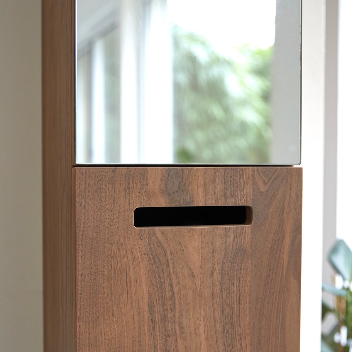 Line - Hochschrank aus Nussbaum massiv mit Spiegel Line - Hochschrank aus Nussbaum massiv mit Spiegel