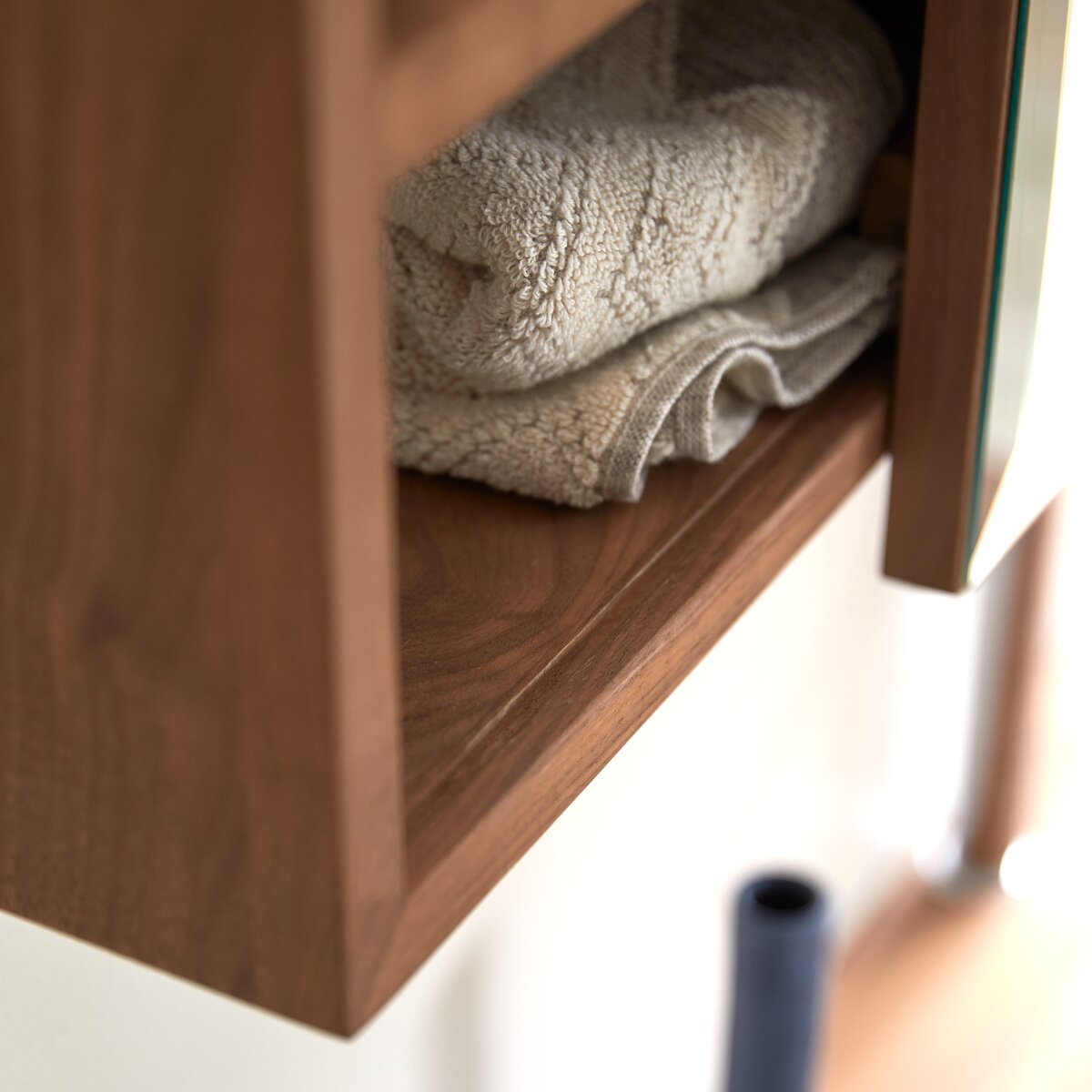 Typo - Armoire de toilette en noyer massif Typo - Armoire de toilette en noyer massif