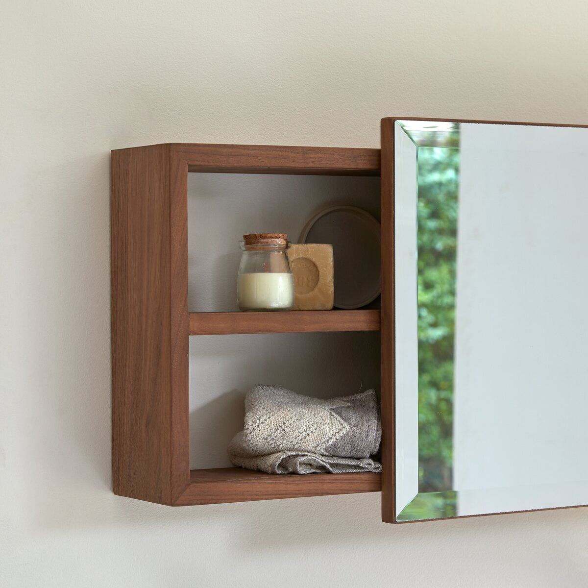 Typo - Armoire de toilette en noyer massif Typo - Armoire de toilette en noyer massif
