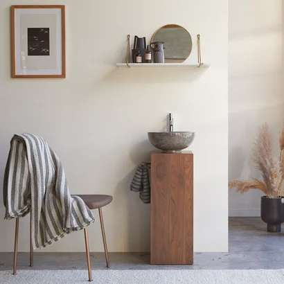 pared-en-gris-oscuro-con-mueble-bano-en-madera-maciza – El blog de