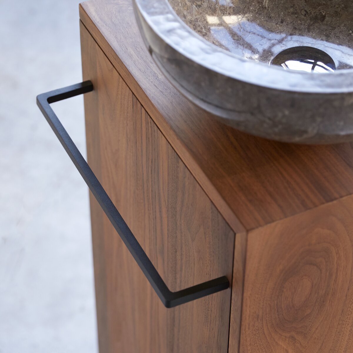 Stelle - Waschtisch-Unterschrank aus massivem Nussbaumholz links Stelle - Waschtisch-Unterschrank aus massivem Nussbaumholz links