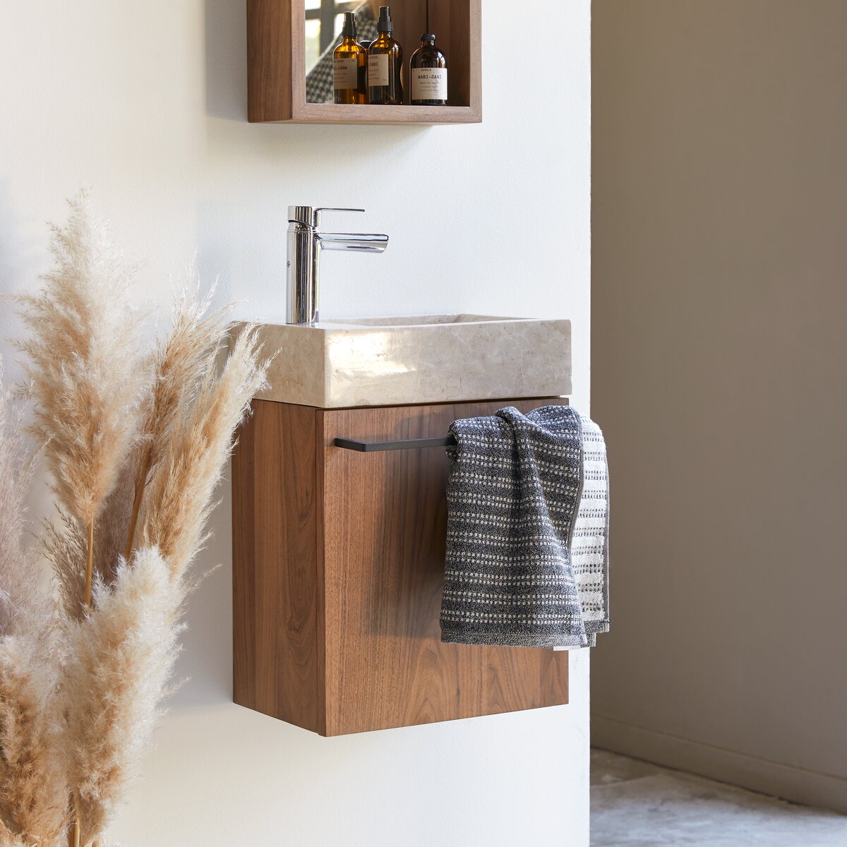 Stelle - Handwaschbecken aus massivem Nussbaum und cremefarbenem Marmor Stelle - Handwaschbecken aus massivem Nussbaum und cremefarbenem Marmor