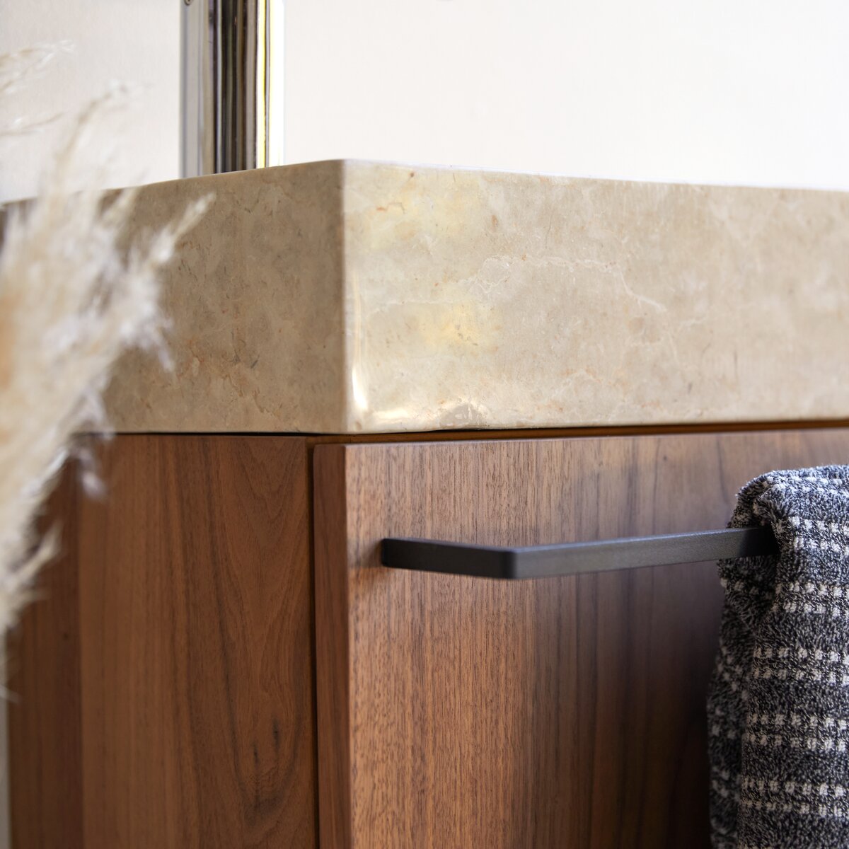 Stelle - Handwaschbecken aus massivem Nussbaum und cremefarbenem Marmor Stelle - Handwaschbecken aus massivem Nussbaum und cremefarbenem Marmor
