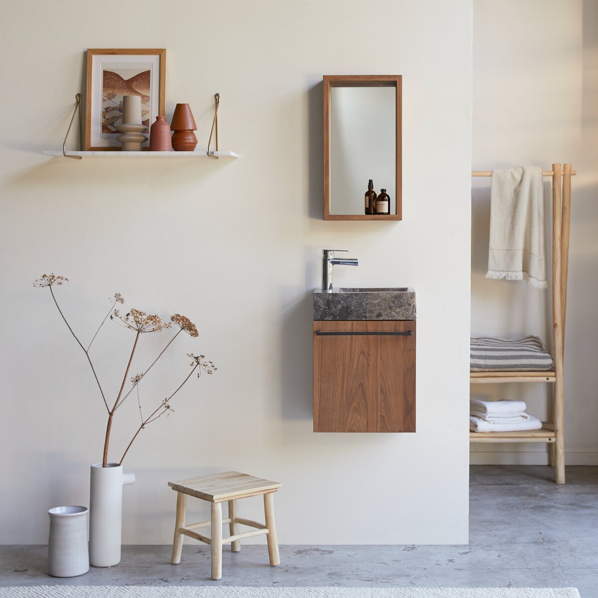 Bagno moderno con lavabo su toletta sgabello e specchio con scaffalatura