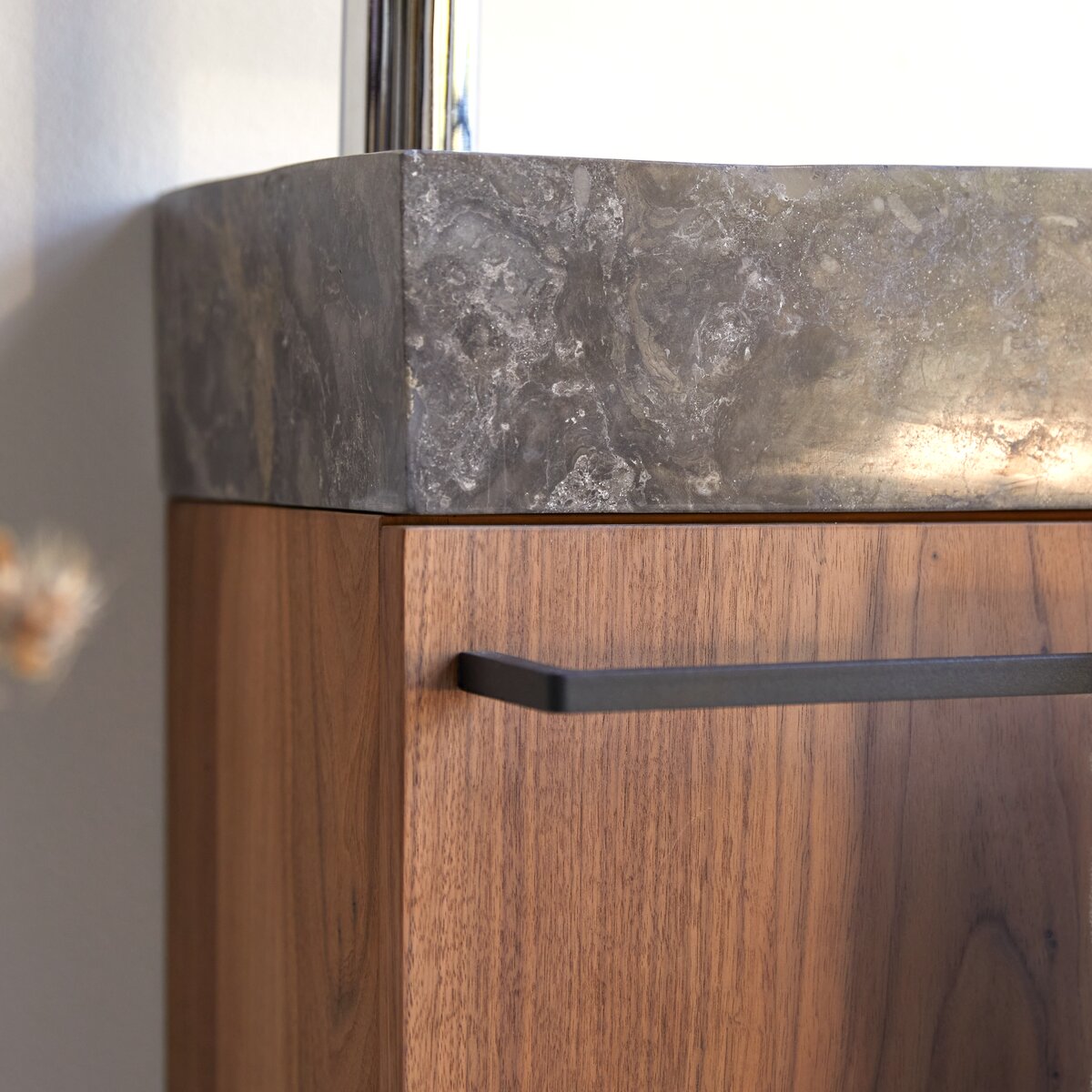 Stelle - Handwaschbecken aus massivem Nussbaum und grauem Marmor Stelle - Handwaschbecken aus massivem Nussbaum und grauem Marmor