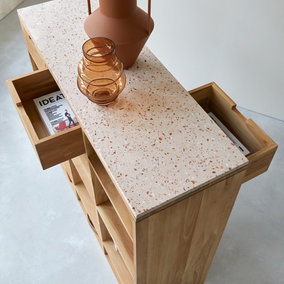 Miho - Librería baja de teca maciza y terrazo premium Rosa Miho - Librería baja de teca maciza y terrazo premium Rosa