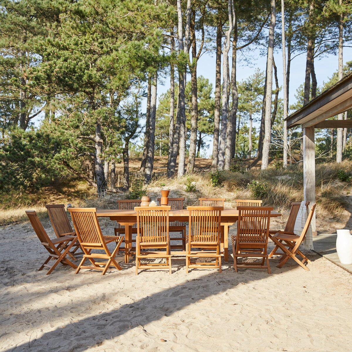 Table et 12 chaises de jardin en acacia- Meubles d'extérieur - Tikamoon
