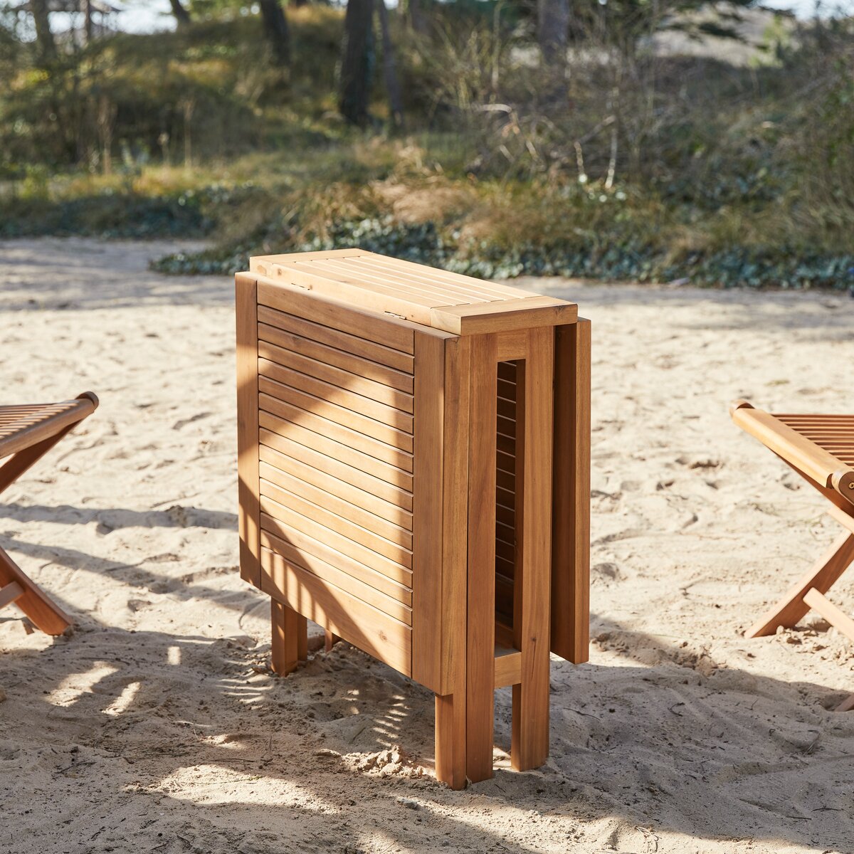 Table d'extérieur avec chaises pliantes en bois d'acacia