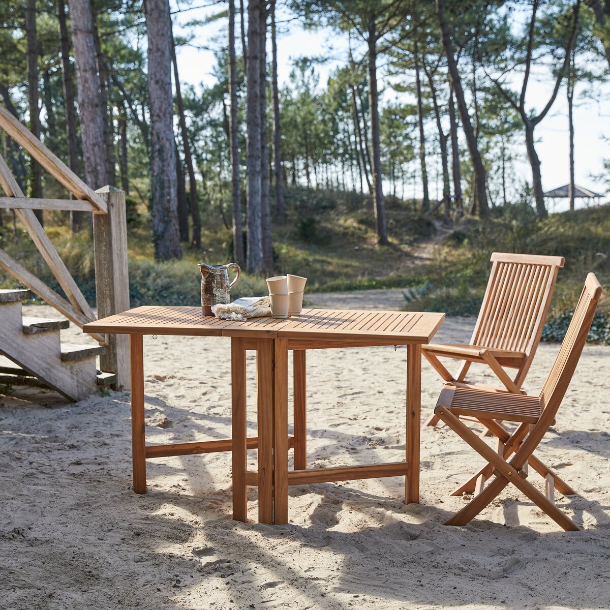 Table d'extérieur avec chaises pliantes en bois d'acacia