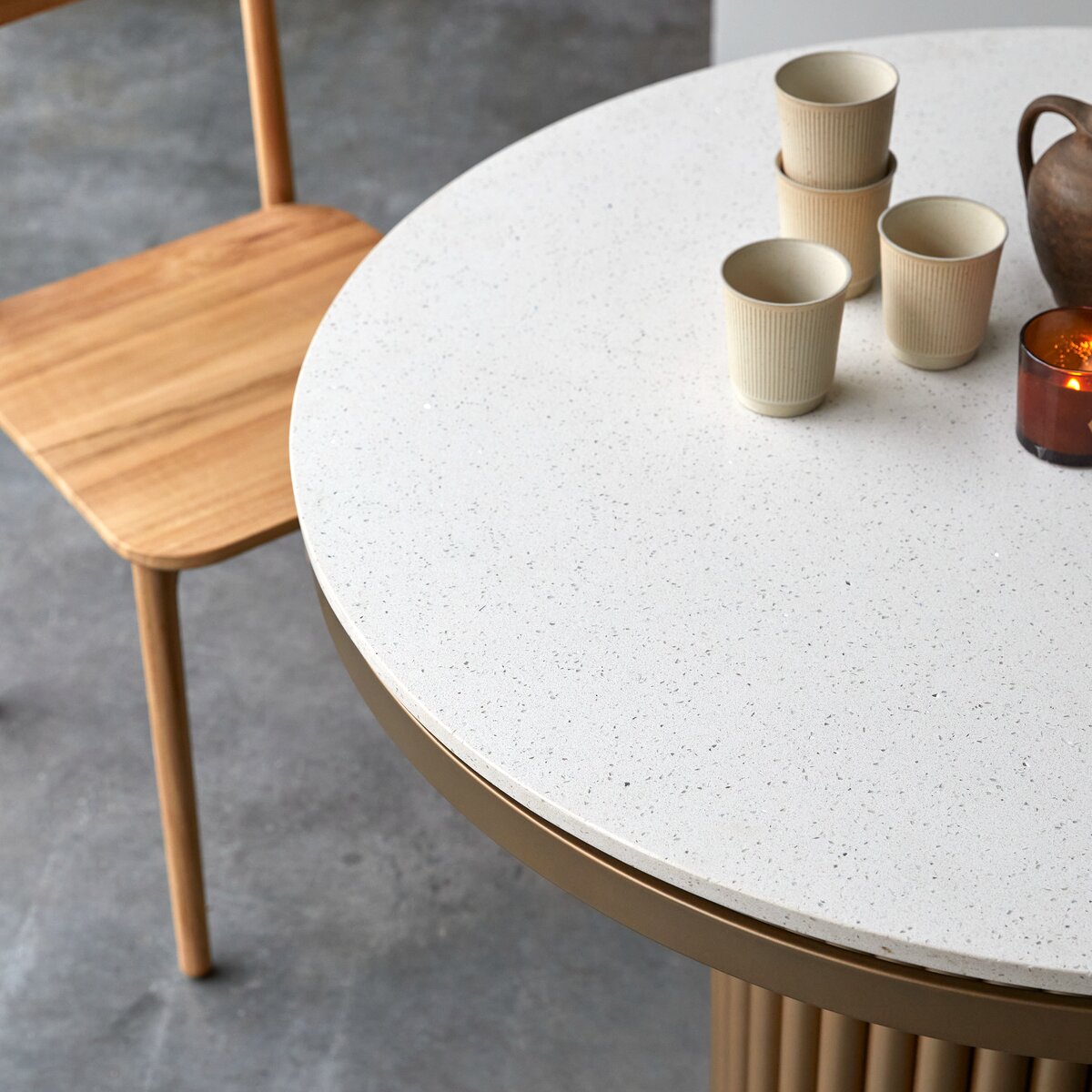 Isaure - Table ronde en métal et terrazzo 4/6 pers Isaure - Table ronde en métal et terrazzo 4/6 pers