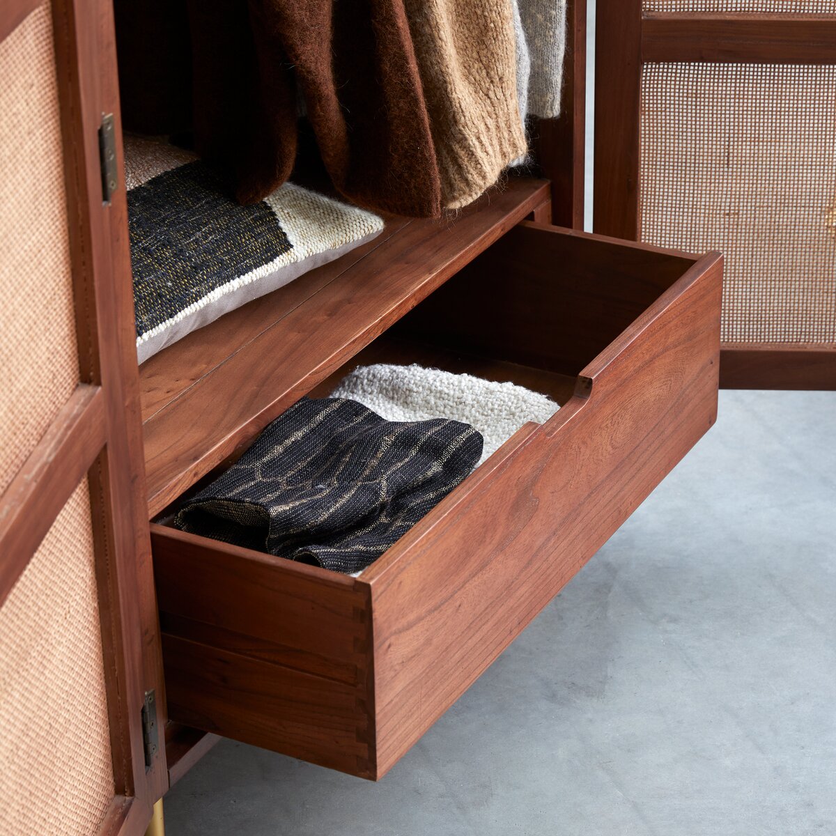 Lisbeth - Armoire en orme et cannage Lisbeth - Armoire en orme et cannage