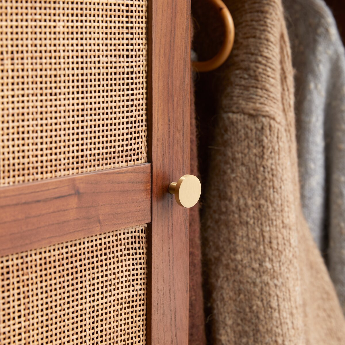 Lisbeth - Armoire en orme et cannage Lisbeth - Armoire en orme et cannage