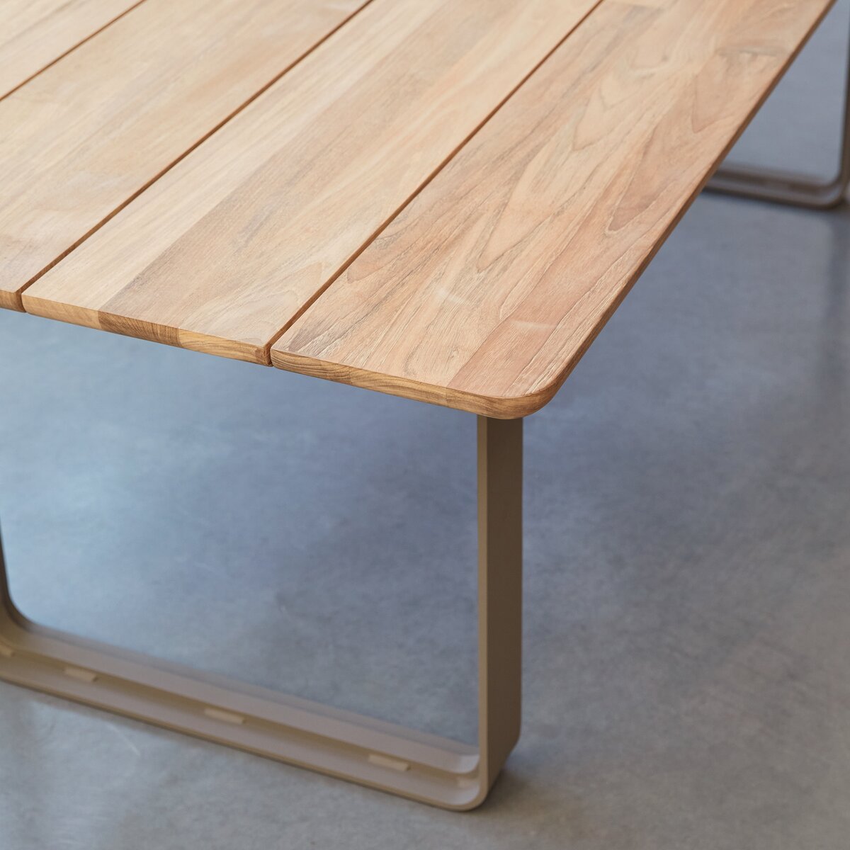 Harper - Table de jardin en teck massif et aluminium 6/8 pers. Harper - Table de jardin en teck massif et aluminium 6/8 pers.
