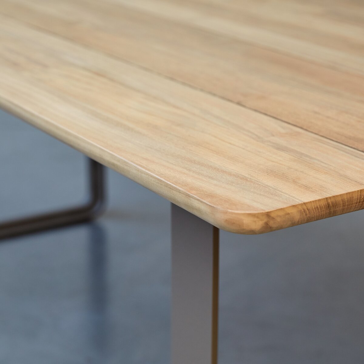 Harper - Table de jardin en teck massif et aluminium 6/8 pers. Harper - Table de jardin en teck massif et aluminium 6/8 pers.