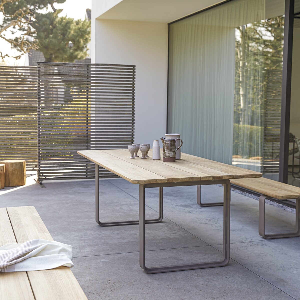Harper - Table de jardin en teck massif et aluminium 6/8 pers. Harper - Table de jardin en teck massif et aluminium 6/8 pers.