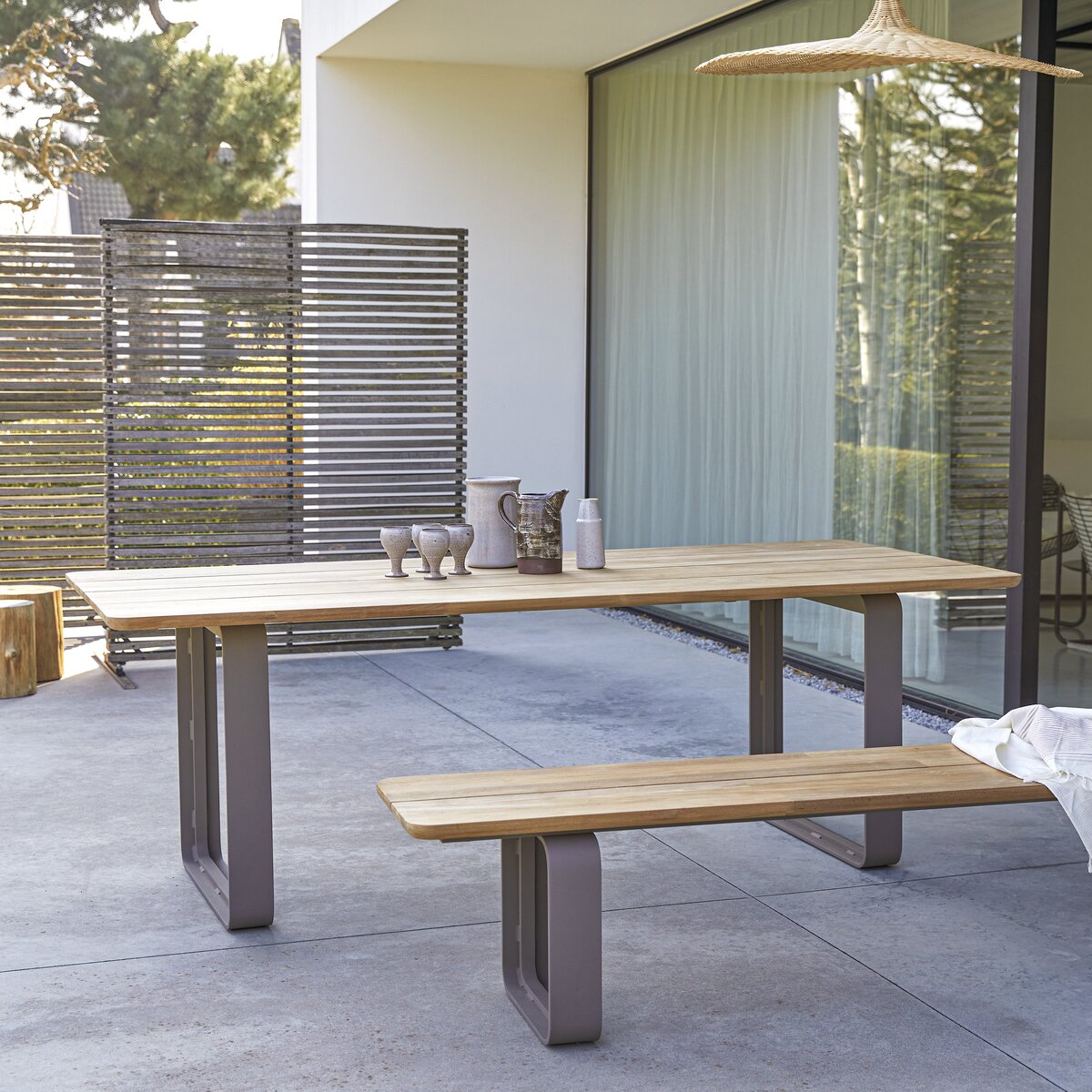 Harper - Table de jardin en teck massif et aluminium 6/8 pers. Harper - Table de jardin en teck massif et aluminium 6/8 pers.