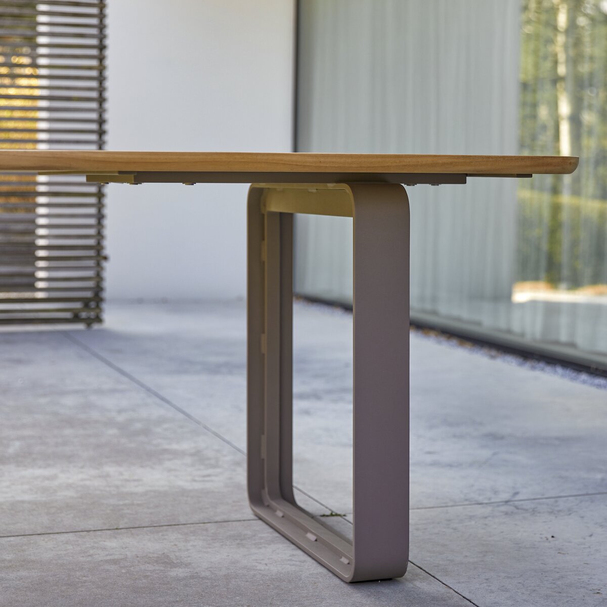 Harper - Table de jardin en teck massif et aluminium 6/8 pers. Harper - Table de jardin en teck massif et aluminium 6/8 pers.