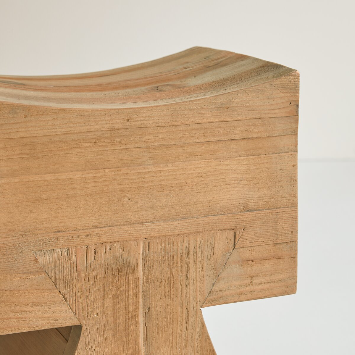 Pio - Hocker aus massiver recycelter Kiefer Pio - Hocker aus massiver recycelter Kiefer