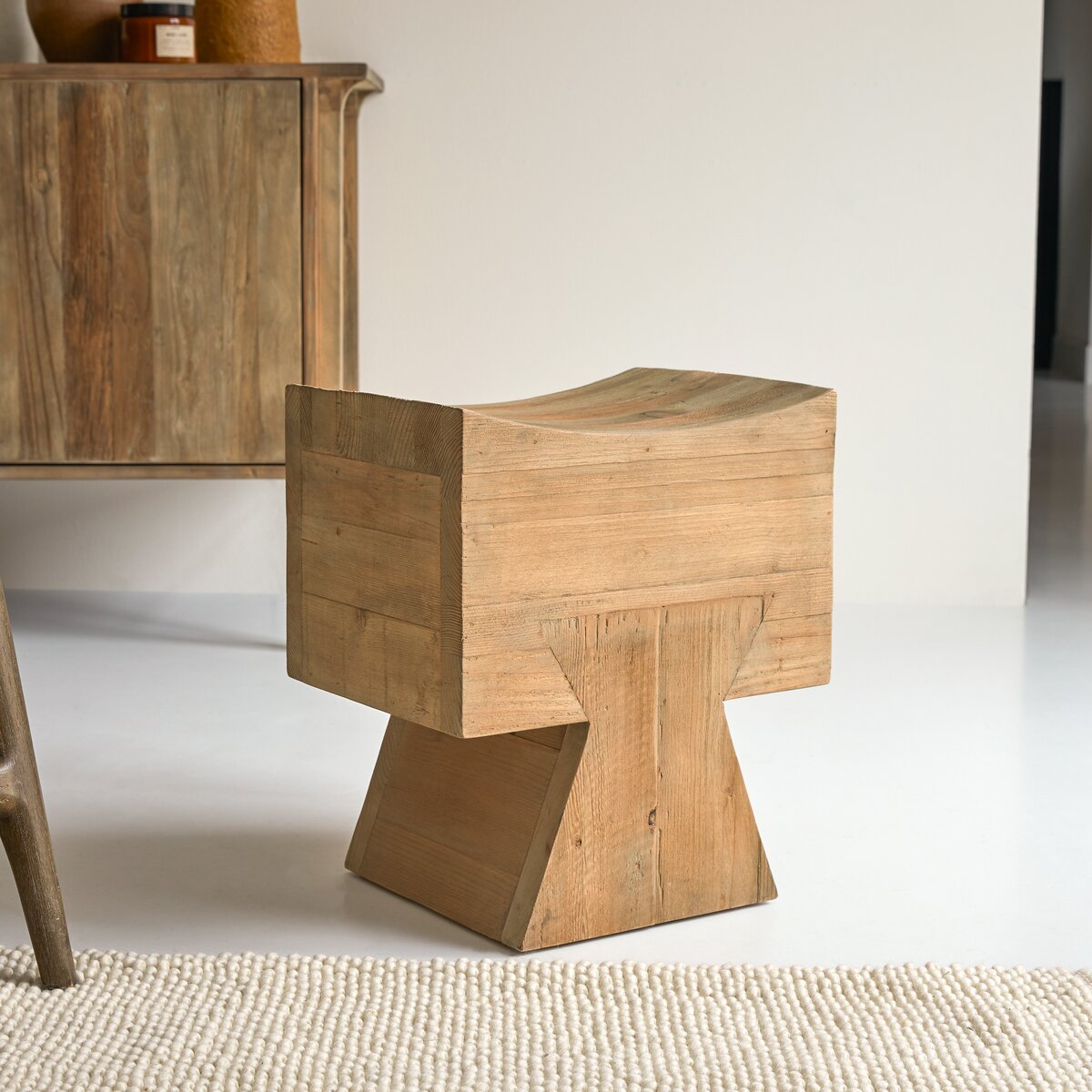 Pio - Hocker aus massiver recycelter Kiefer Pio - Hocker aus massiver recycelter Kiefer