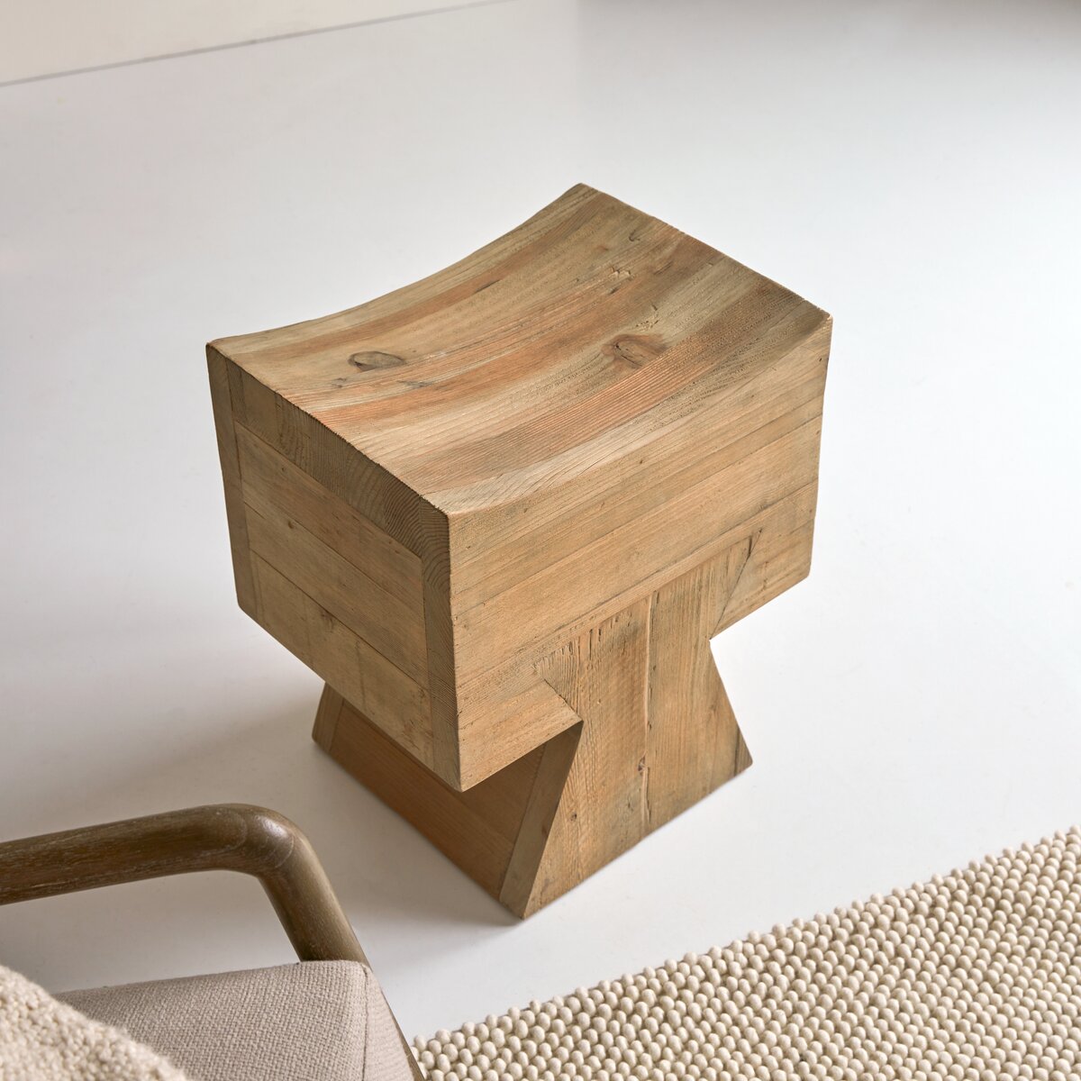 Pio - Tabouret en pin massif recyclé Pio - Tabouret en pin massif recyclé