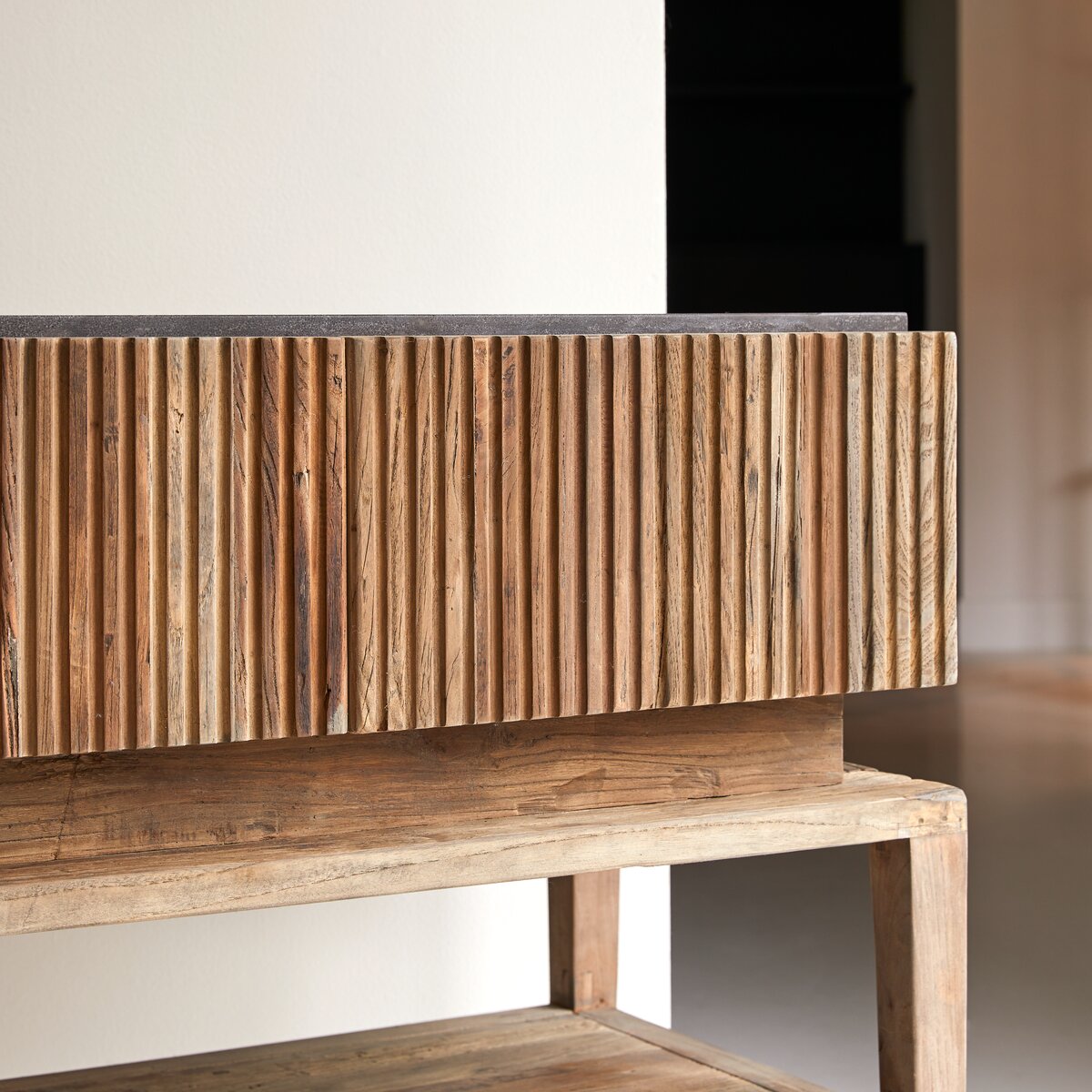 Nahta - Commode en orme recyclé et pierre bleue Nahta - Commode en orme recyclé et pierre bleue