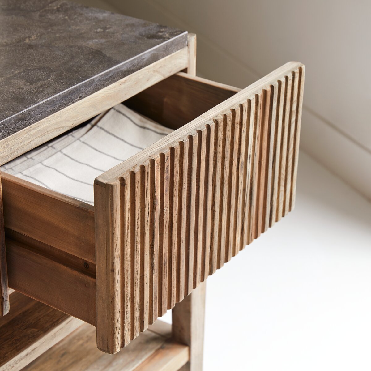Nahta - Commode en orme recyclé et pierre bleue Nahta - Commode en orme recyclé et pierre bleue