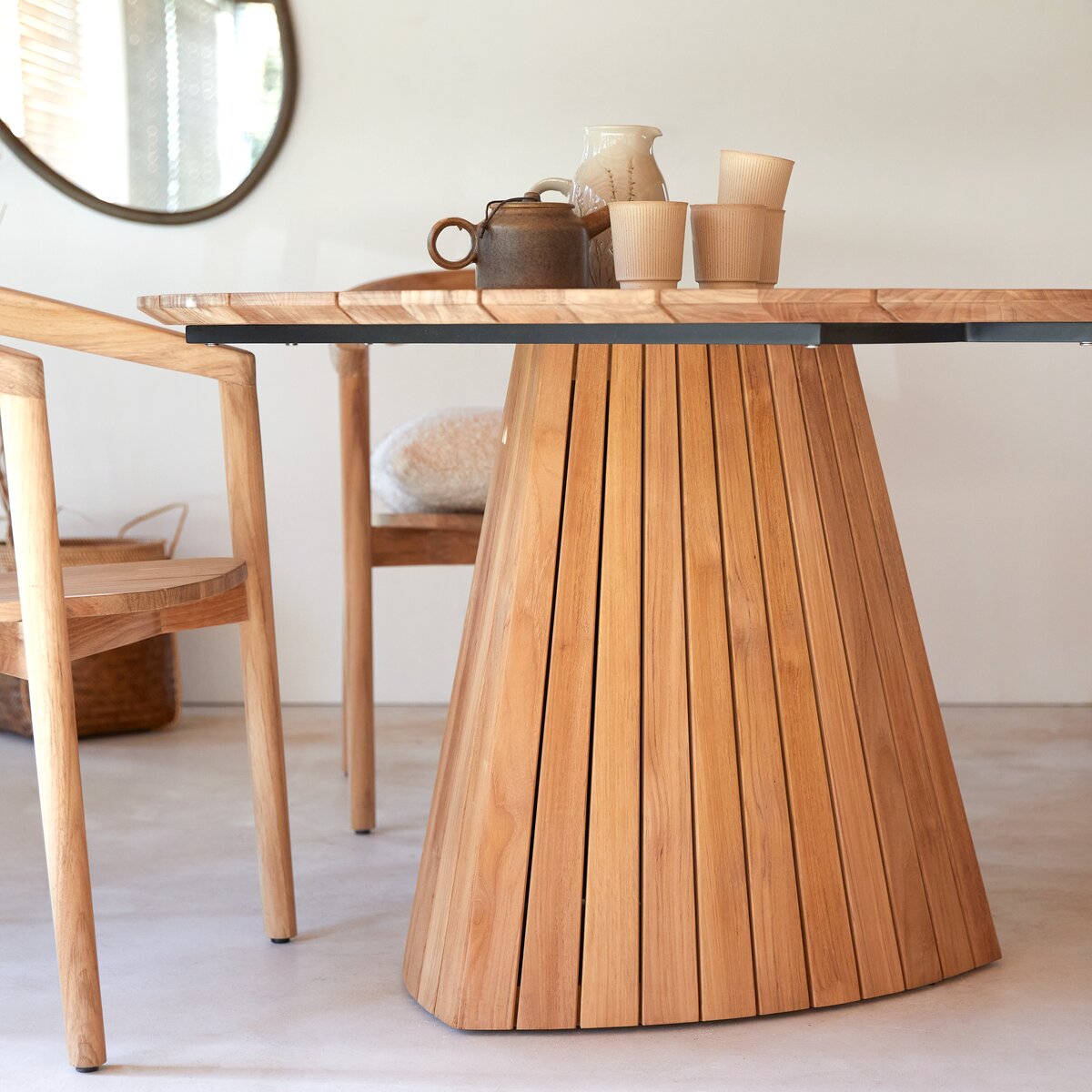 Mesa para comedor redonda en madera de teca reciclada