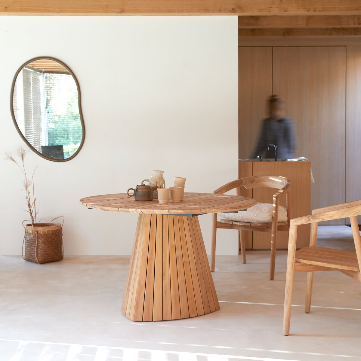 Mesa para comedor redonda en madera de teca reciclada