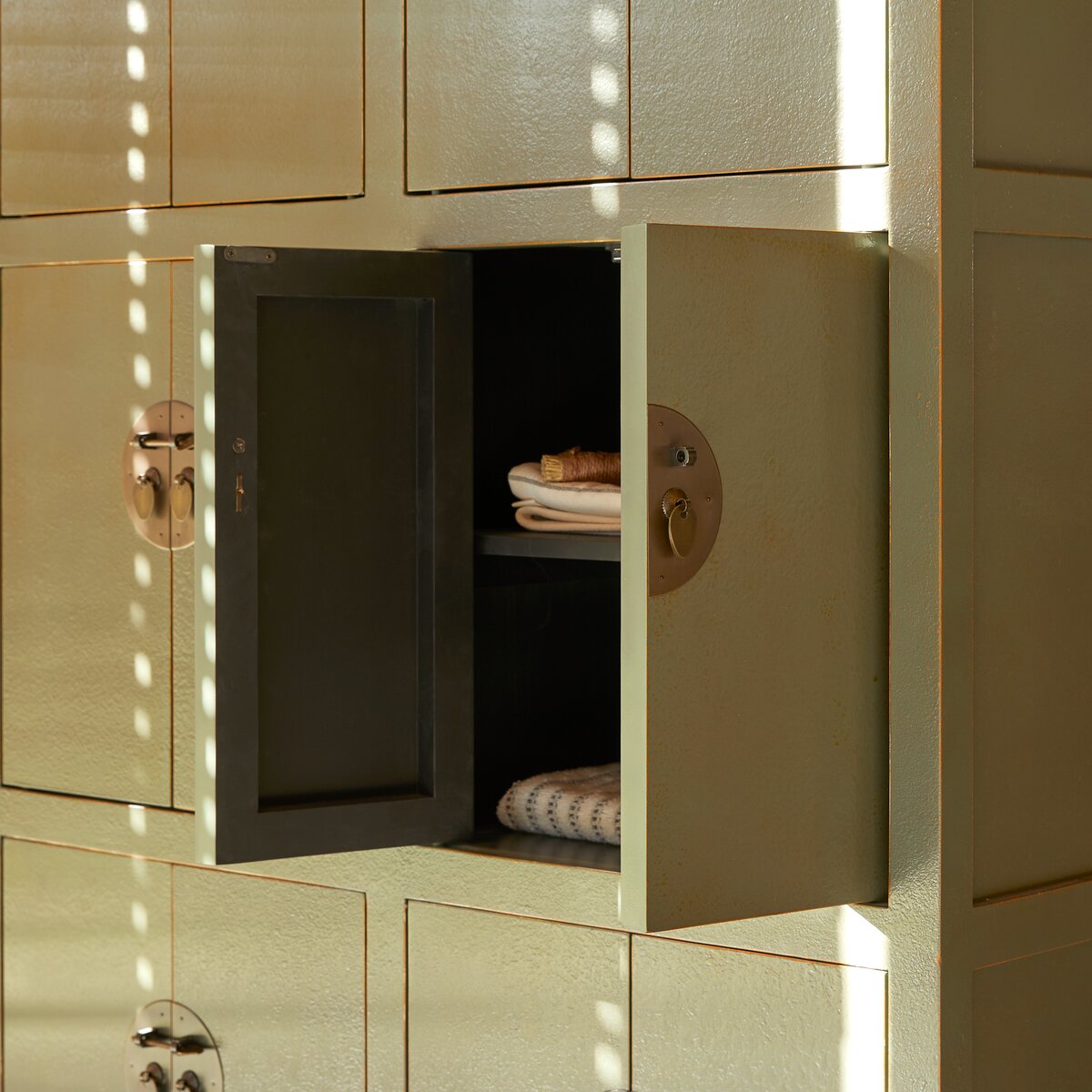 Qing - Armoire de rangement en pin Qing - Armoire de rangement en pin