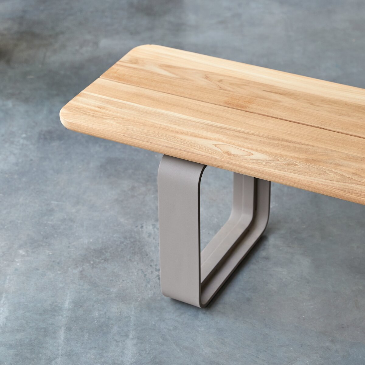 Harper - Banc en teck massif et aluminium Harper - Banc en teck massif et aluminium