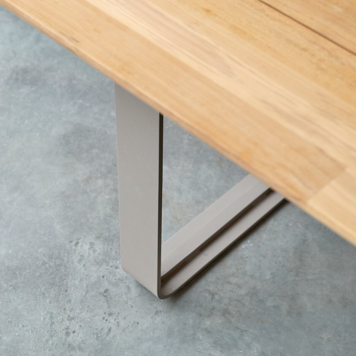 Harper - Table en teck massif et aluminium 6/8 pers. Harper - Table en teck massif et aluminium 6/8 pers.