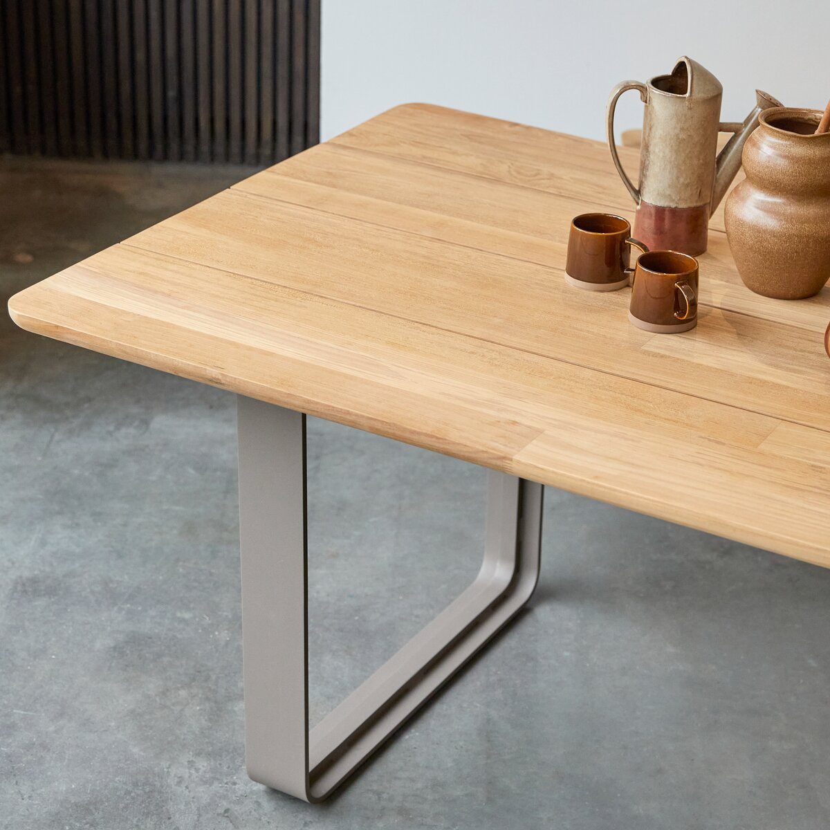 Harper - Table en teck massif et aluminium 6/8 pers. Harper - Table en teck massif et aluminium 6/8 pers.