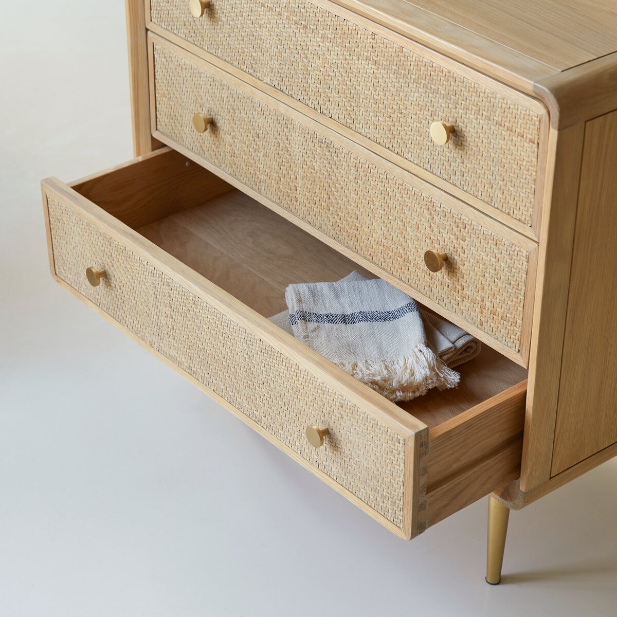 Come - Commode de rangement en chêne massif et cannage Come - Commode de rangement en chêne massif et cannage