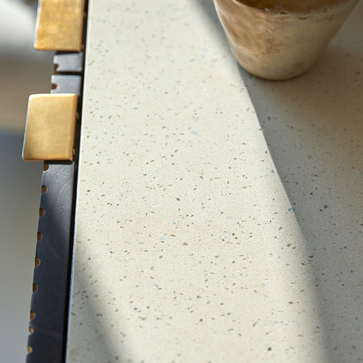 Bilal - Bahut en manguier massif et terrazzo 80 cm Bilal - Bahut en manguier massif et terrazzo 80 cm