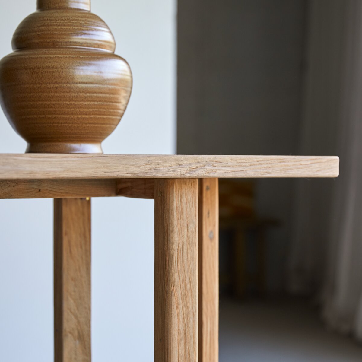 Console en bois avec panier en rotin : teck naturel et massif