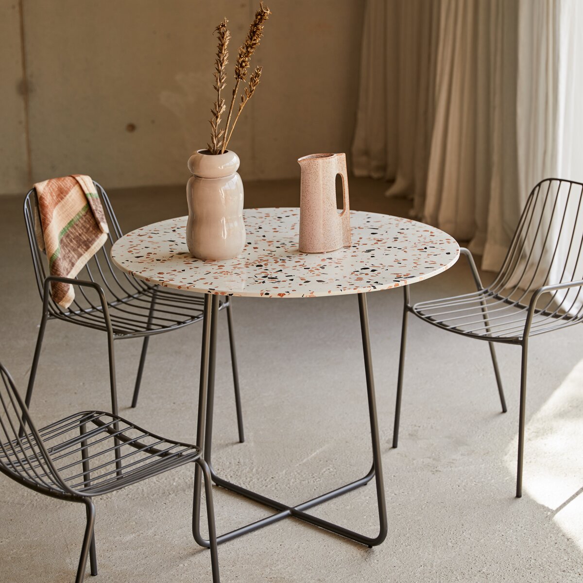 Elio - Table ronde en terrazzo premium et métal brown 4 pers. Elio - Table ronde en terrazzo premium et métal brown 4 pers.
