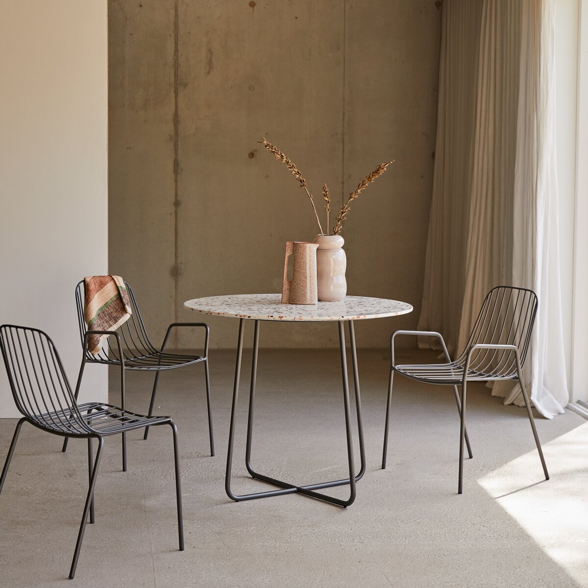 Elio - Table ronde en terrazzo premium et métal brown 4 pers. Elio - Table ronde en terrazzo premium et métal brown 4 pers.