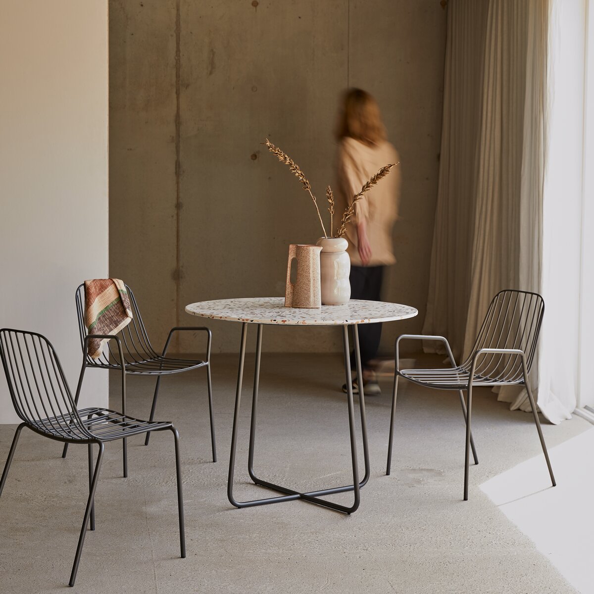 Elio - Table ronde en terrazzo premium et métal brown 4 pers. Elio - Table ronde en terrazzo premium et métal brown 4 pers.