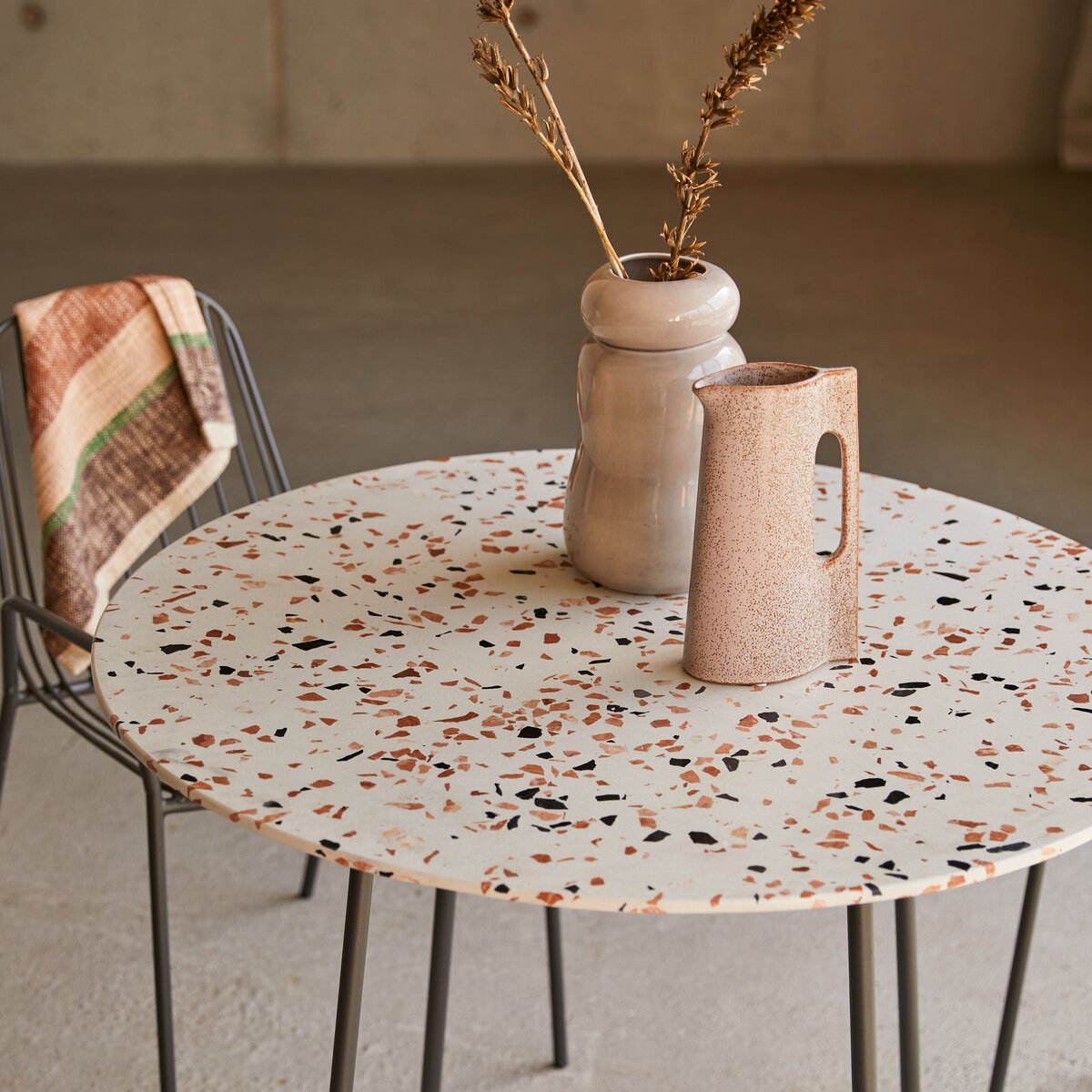 Elio - Table ronde en terrazzo premium et métal brown 4 pers. Elio - Table ronde en terrazzo premium et métal brown 4 pers.