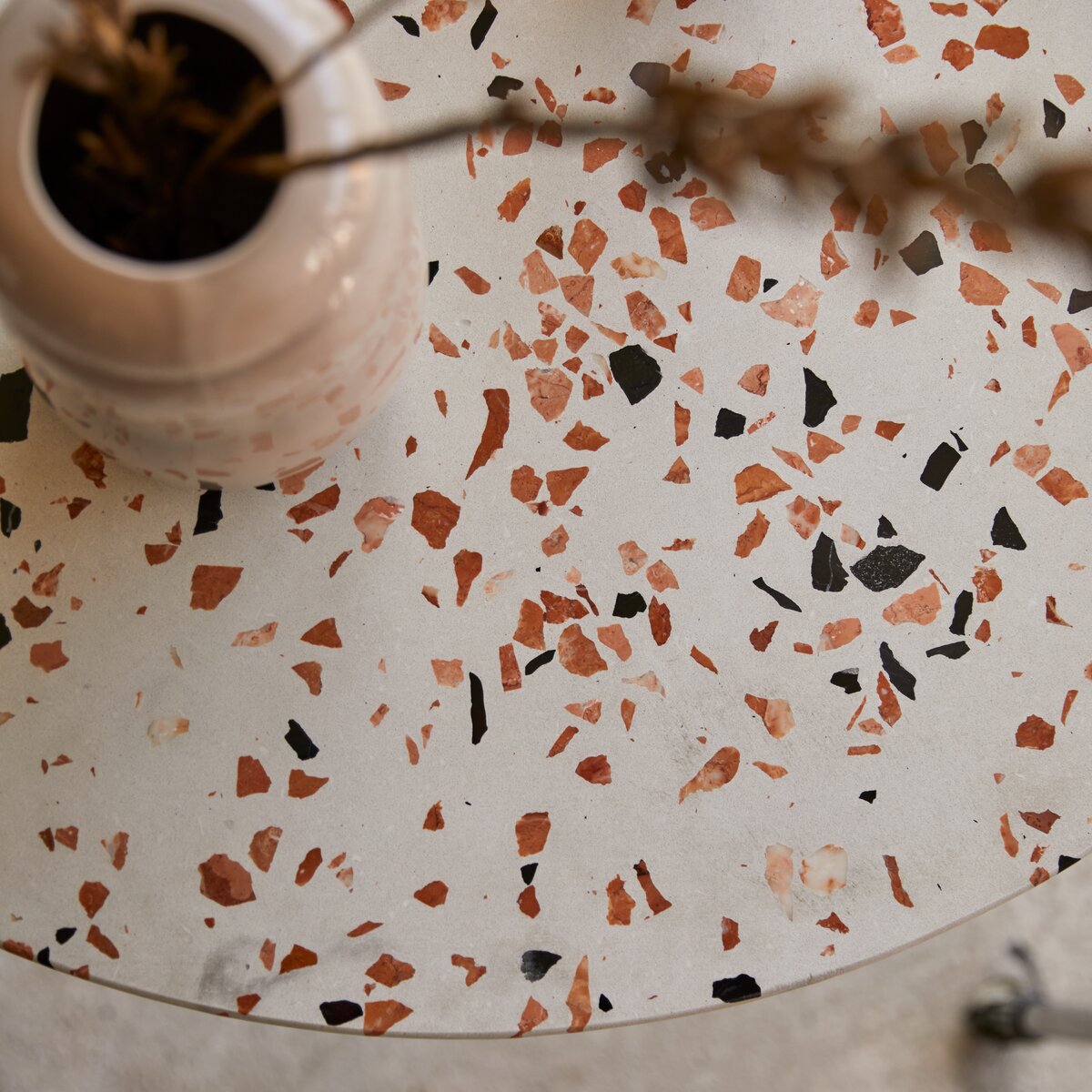 Elio - Table ronde en terrazzo premium et métal brown 4 pers. Elio - Table ronde en terrazzo premium et métal brown 4 pers.
