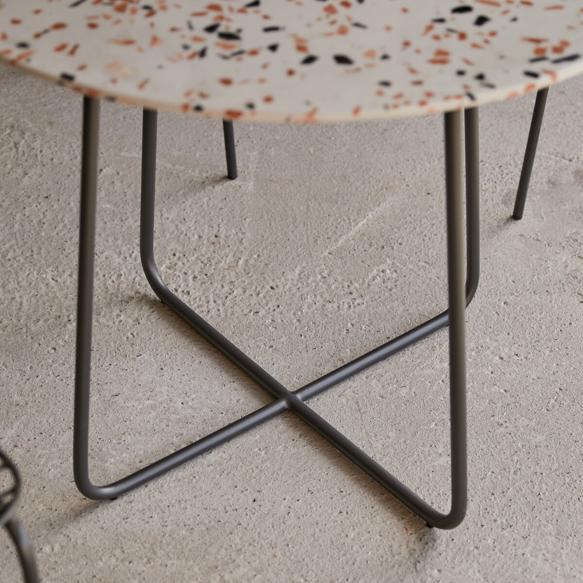 Elio - Table ronde en terrazzo premium et métal brown 4 pers. Elio - Table ronde en terrazzo premium et métal brown 4 pers.