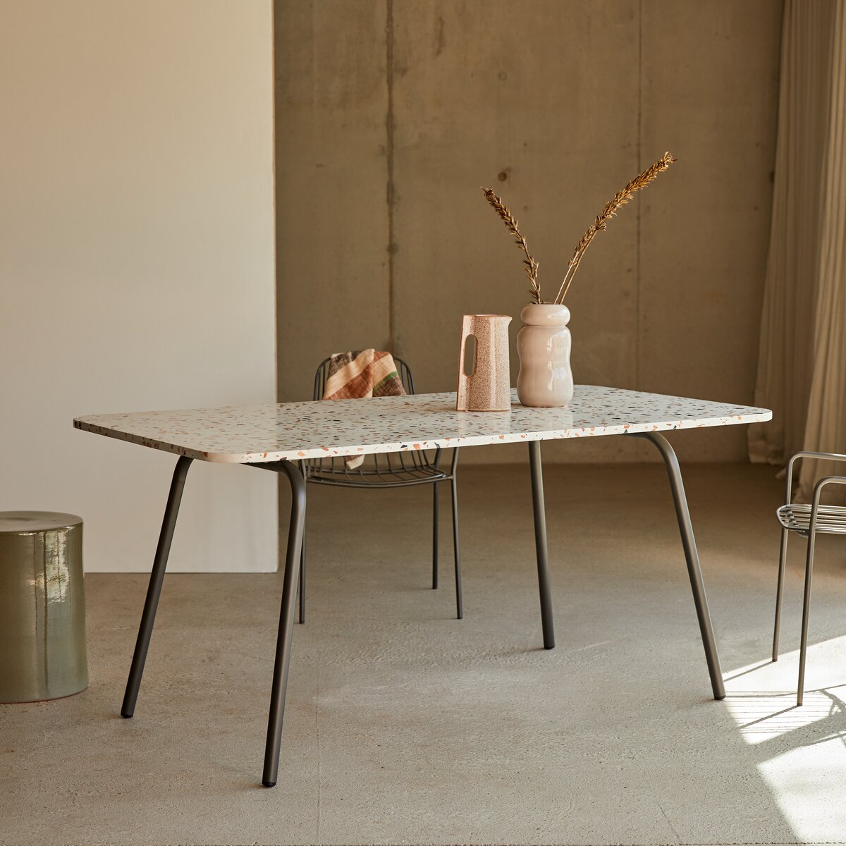Elio - Table rectangulaire en terrazzo premium et métal brown 4-6 pers. Elio - Table rectangulaire en terrazzo premium et métal brown 4-6 pers.