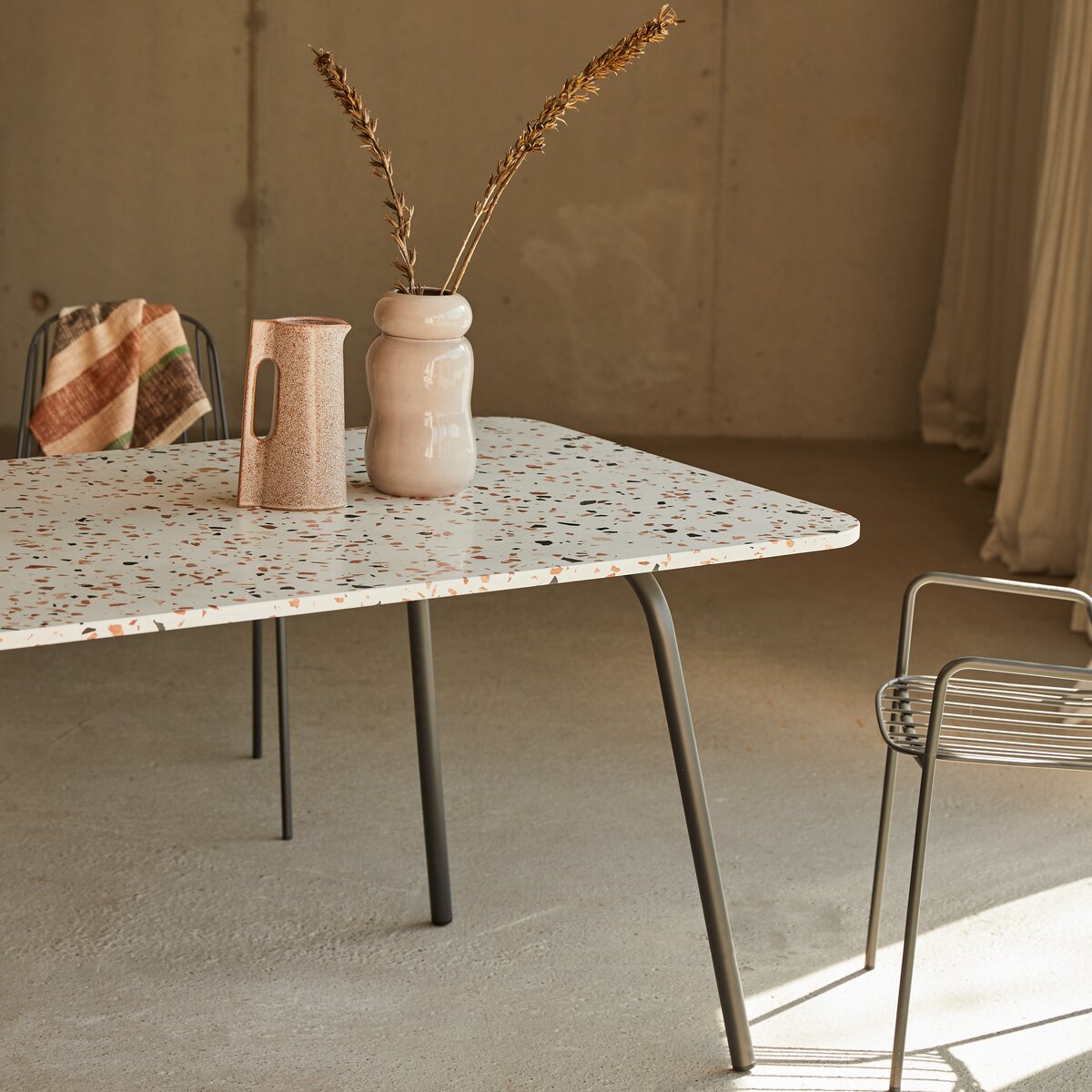 Elio - Table rectangulaire en terrazzo premium et métal brown 4-6 pers. Elio - Table rectangulaire en terrazzo premium et métal brown 4-6 pers.