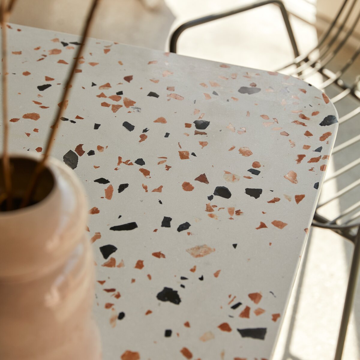 Elio - Table rectangulaire en terrazzo premium et métal brown 4-6 pers. Elio - Table rectangulaire en terrazzo premium et métal brown 4-6 pers.