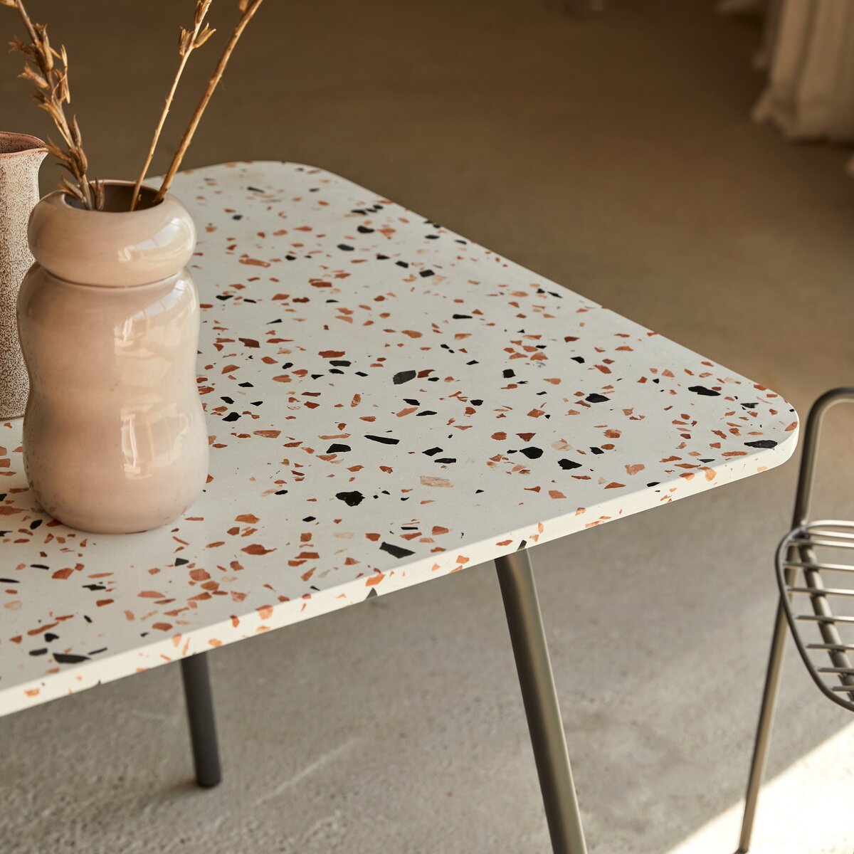 Elio - Table rectangulaire en terrazzo premium et métal brown 4-6 pers. Elio - Table rectangulaire en terrazzo premium et métal brown 4-6 pers.